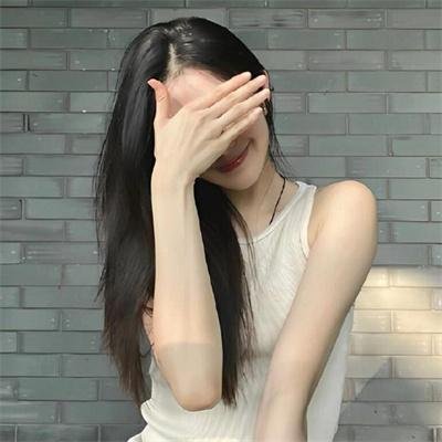 九顶假发的女孩